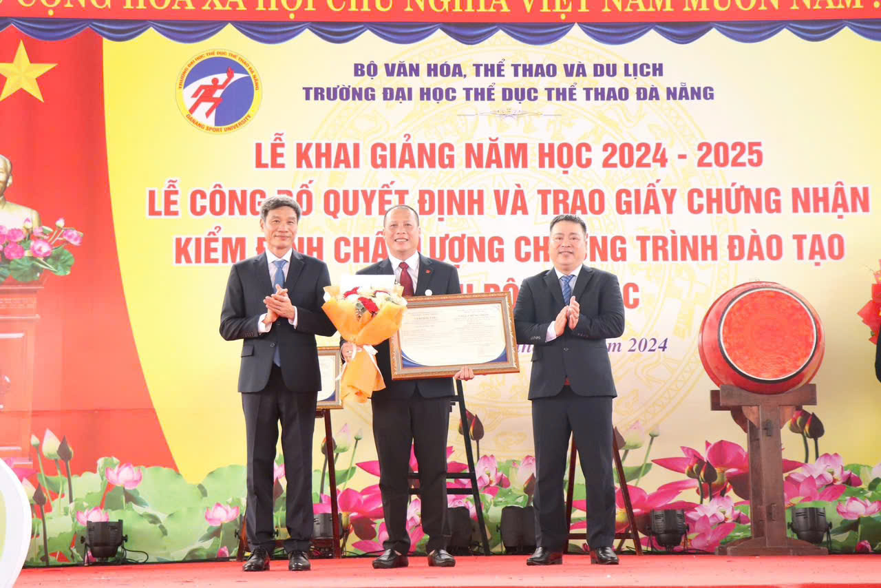 Trưởng khoa HLTT Nguyễn Tuấn Anh nhận giấy chứng nhận kiểm định chất lượng CTĐT